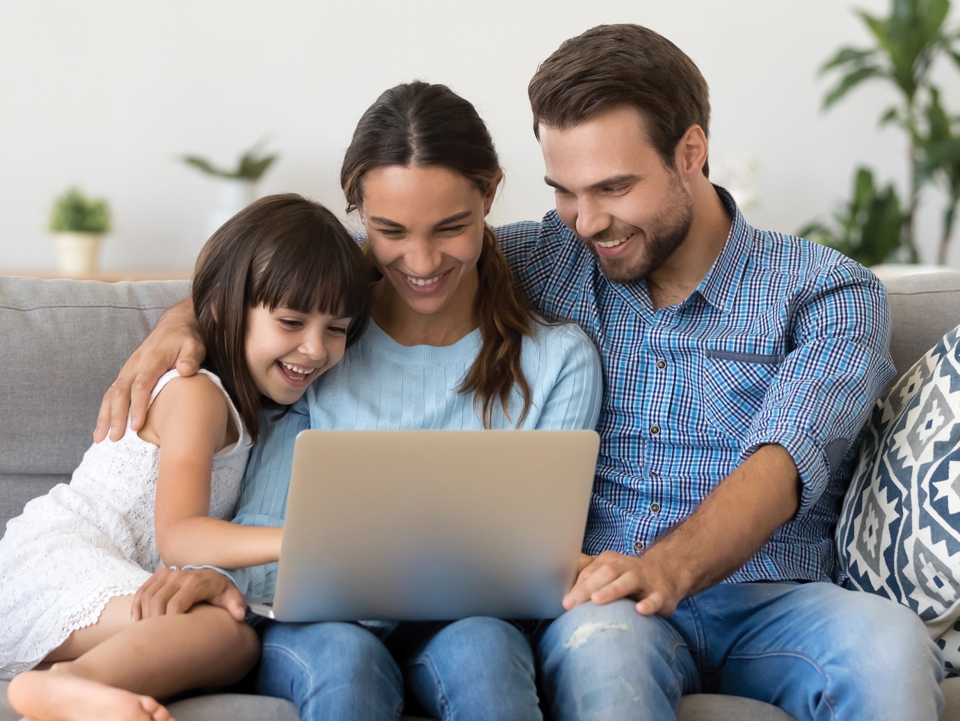 kid and parents surfing laptop